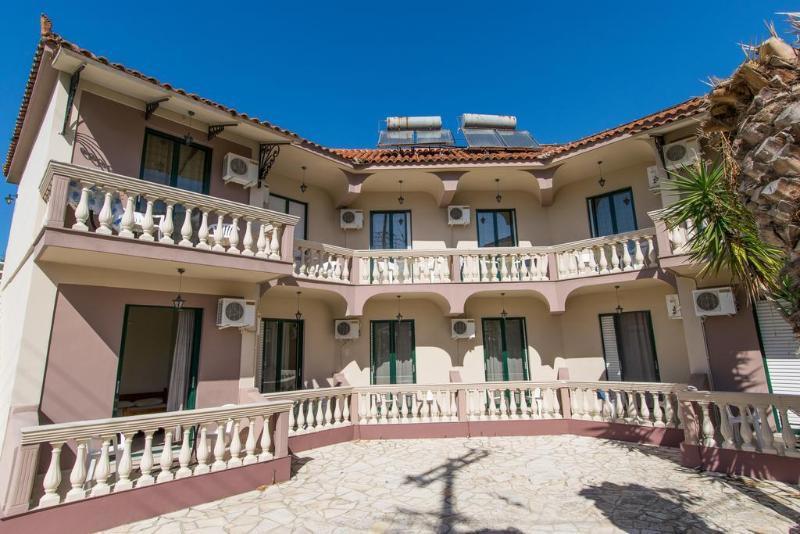 Tsolakis & Lejlighedshotel Laganas